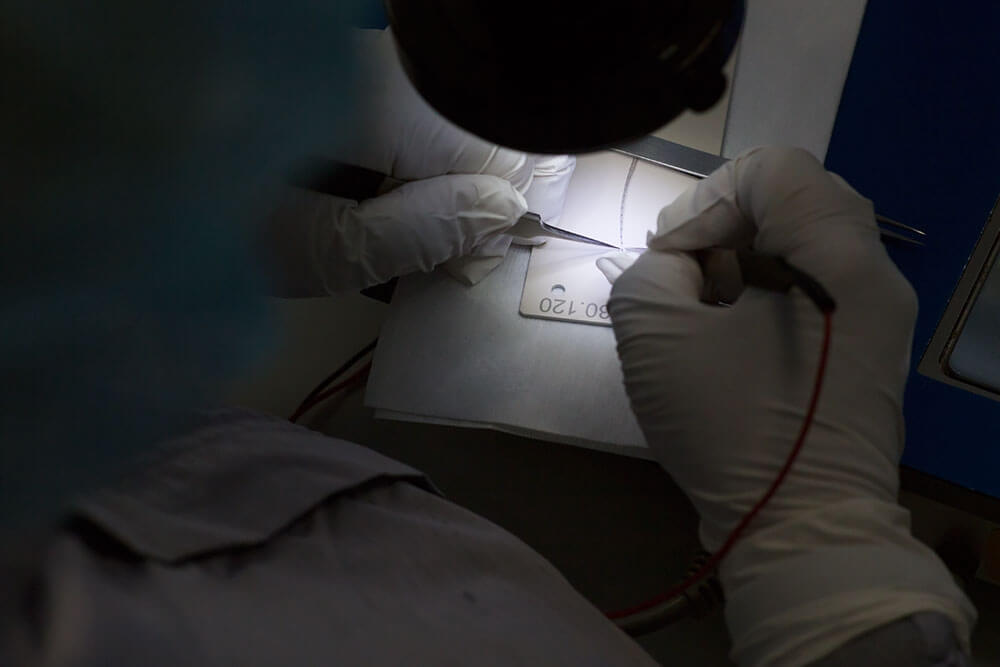 5-how-a-med-el-cochlear-implant-is-made-electrode-array-testing-mpcso6ssr10cjrvbry4ef1yfbiq2qt30xtgry2pij2