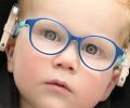 Tragevarianten für Kinder mit Brillen und Hörimplantaten