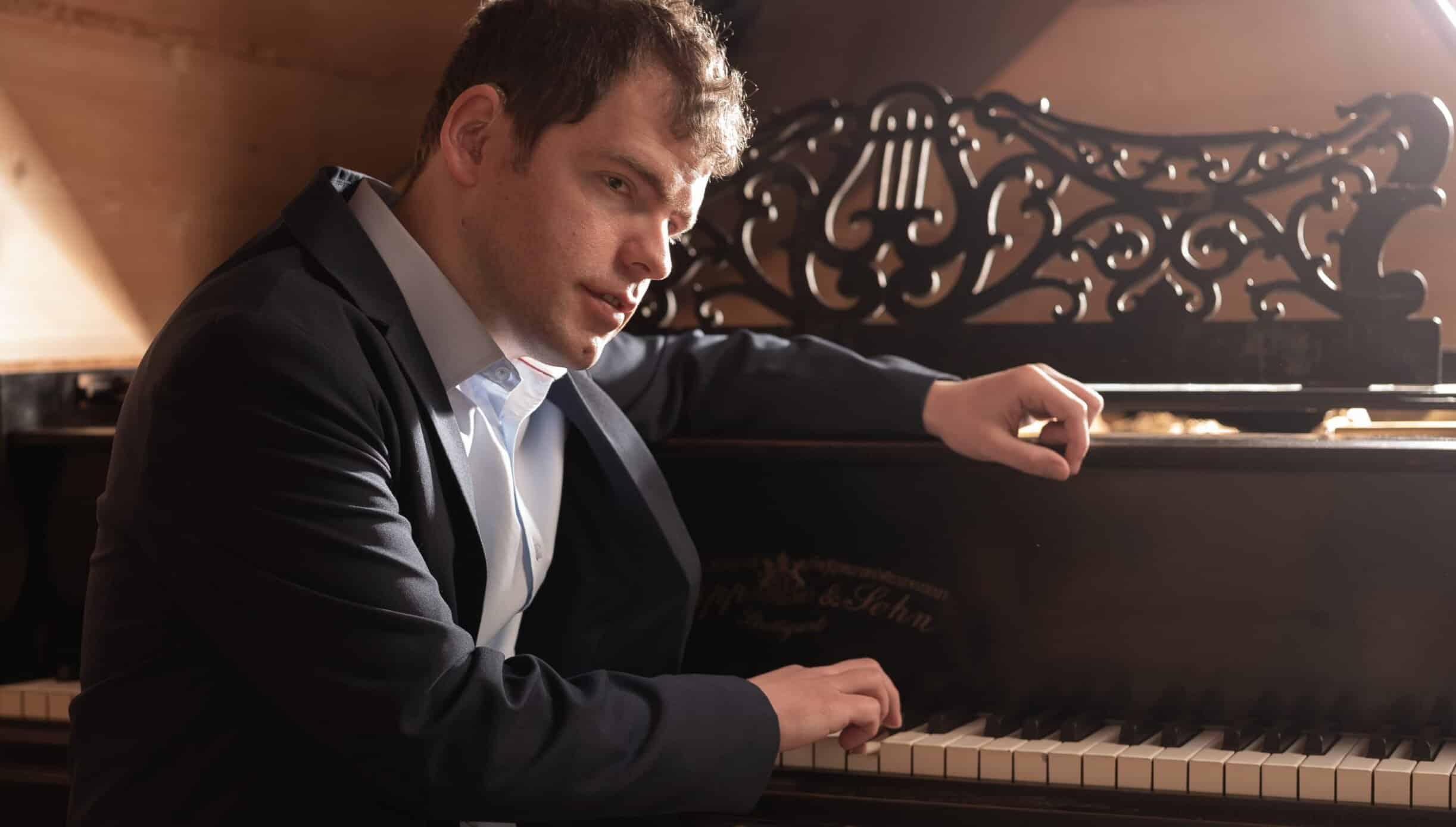 CI user Grzegorz Plonka with his piano