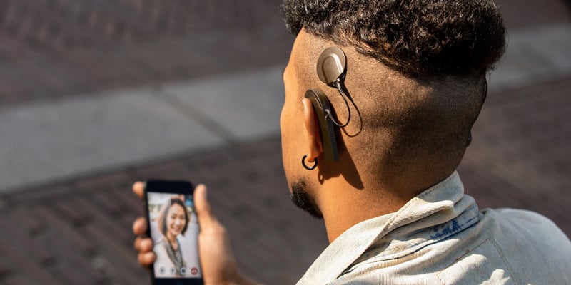 Homem faz ligação com AudioStream