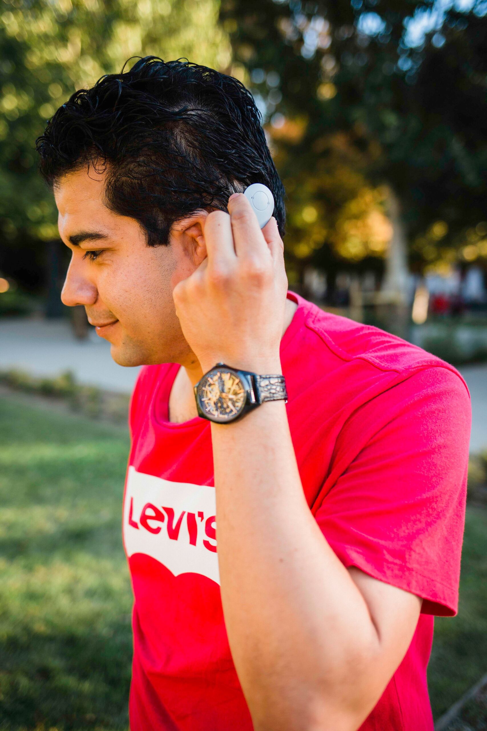 Juan Pablo using his SAMBA 2 audio processor for his BONEBRIDGE bone conduction implant