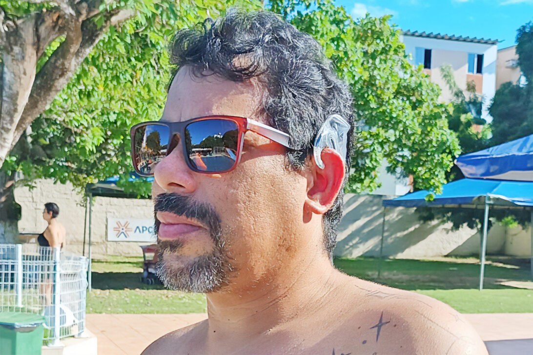 Lukas utilizando seu processador de áudio SONNET 2 com WaterWear.