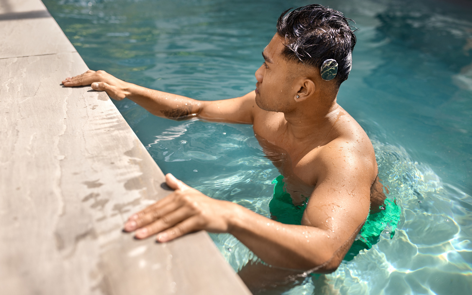 Man swims with the RONDO 3 audio processor
