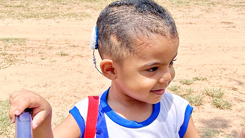 Davi usando seus RONDO 2 brincando no parque