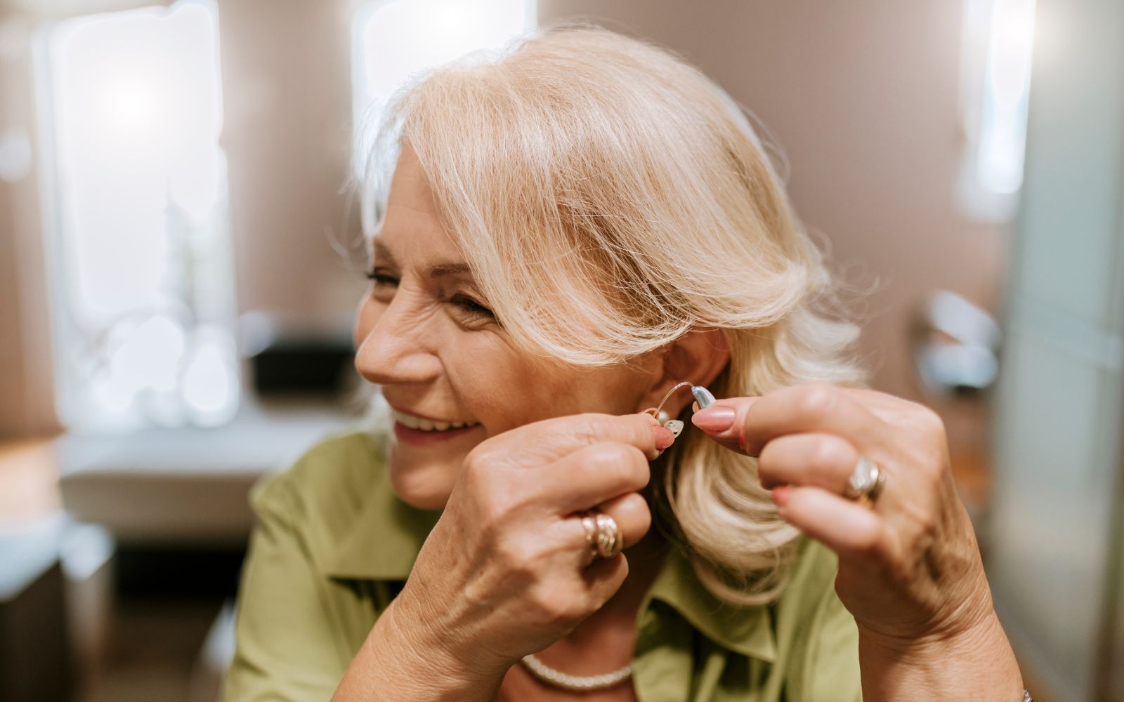 Eine ältere Damen probiert ein Hörgerät an