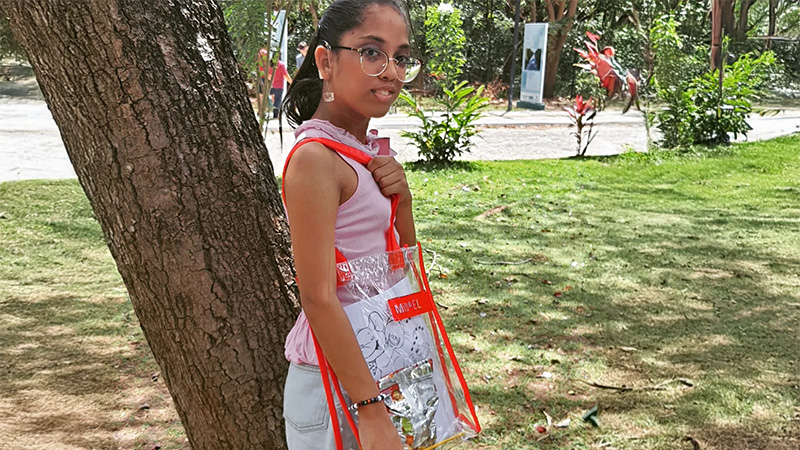 Clara com implante coclear no parque