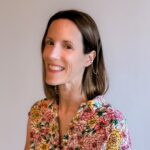 Carly, usuária de implante coclear, sorrindo e usando seu RONDO 3.