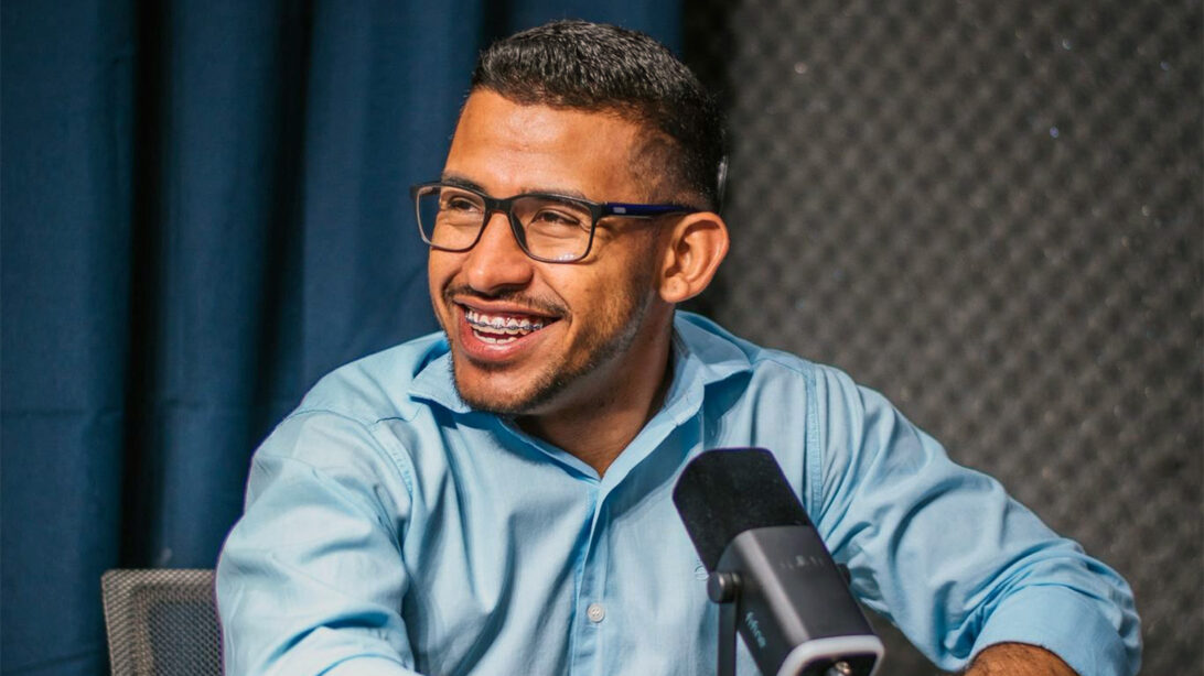 Jorge com implante coclear em podcast