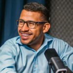 Jorge com implante coclear em podcast