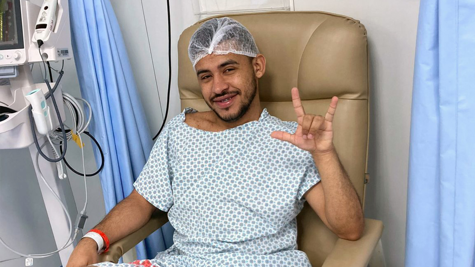 Jorge se preparando no hospital para cirurgia de implante coclear