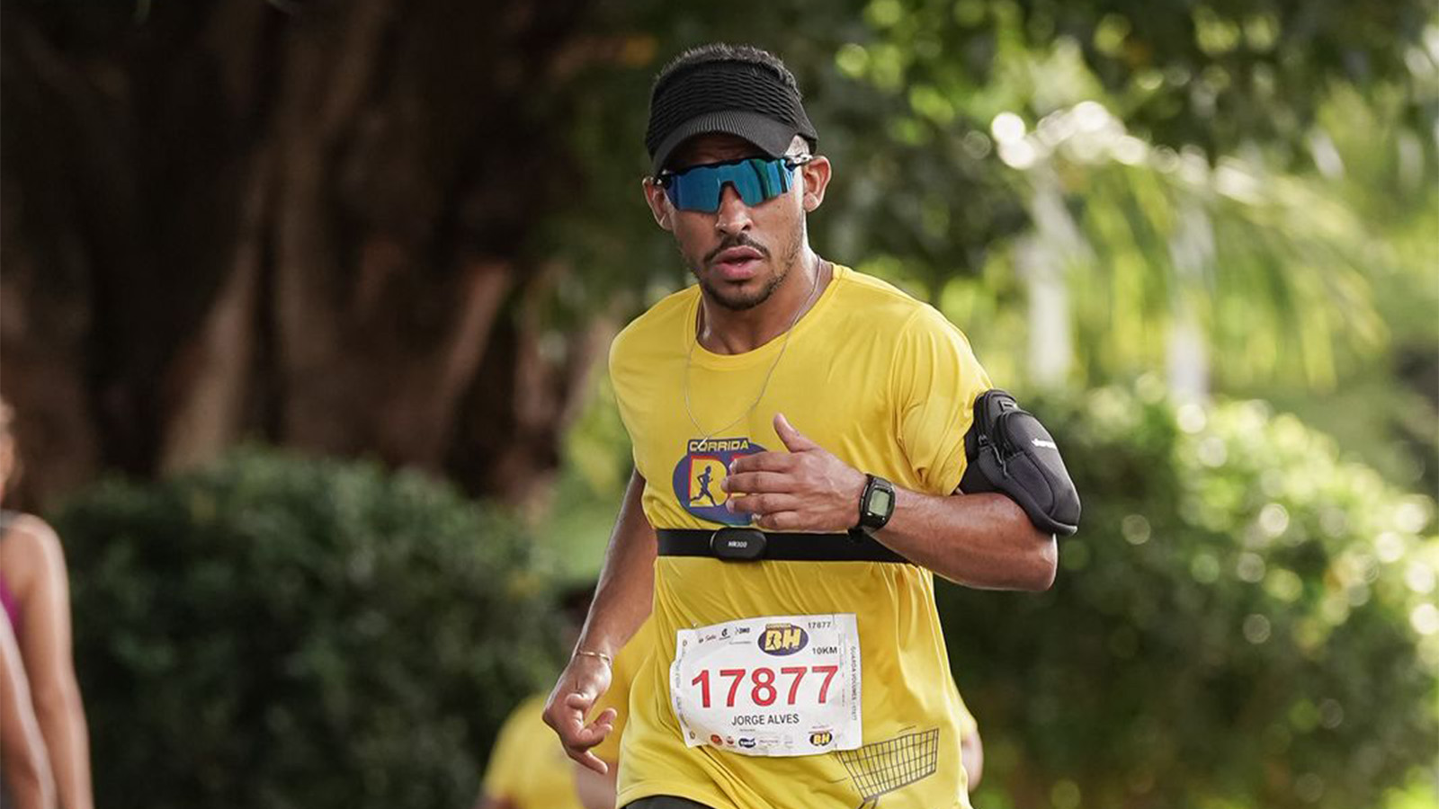 Jorge em uma corrida de rua com seu implante coclear