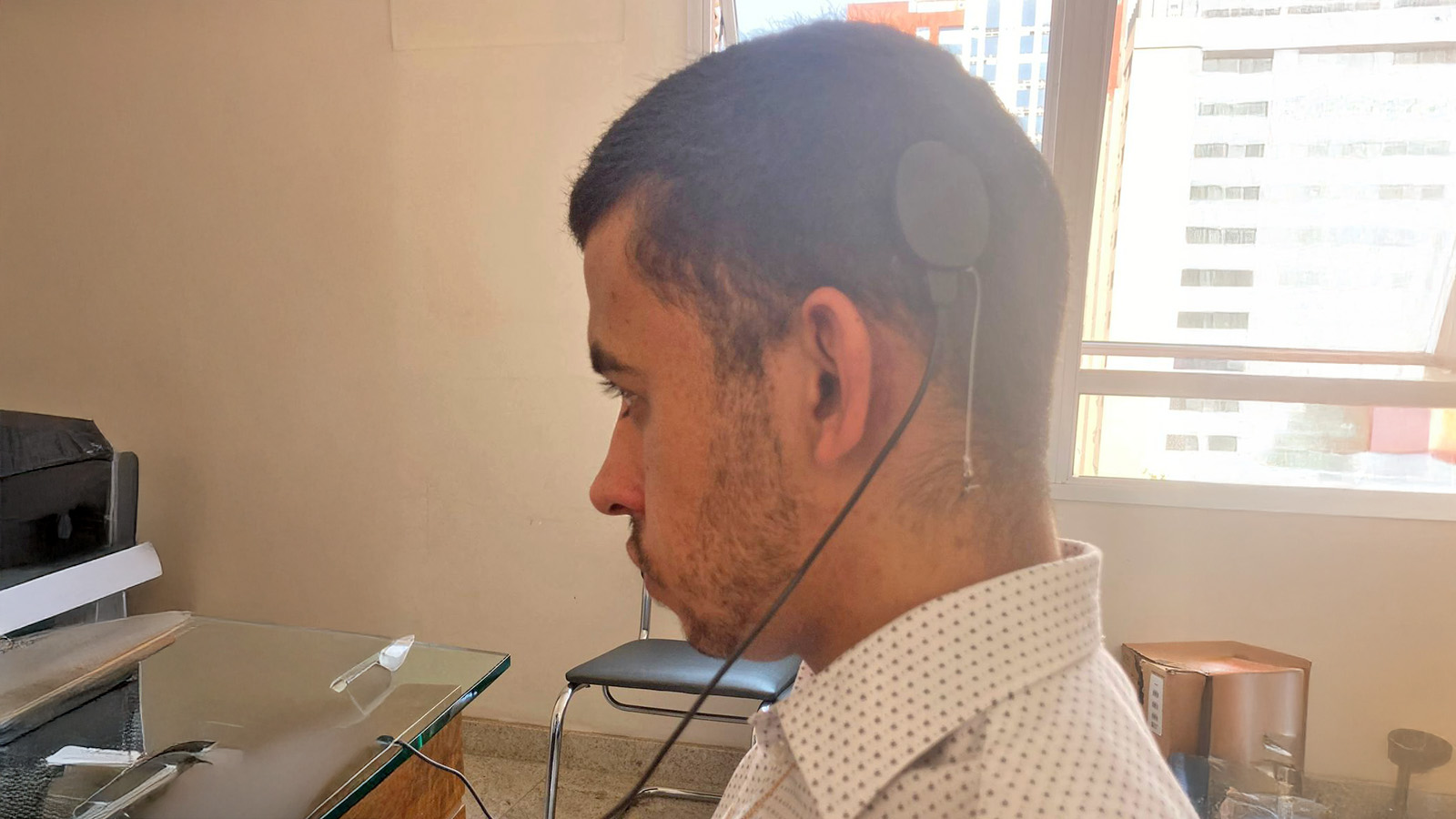 Jorge na ativação de seu implante coclear