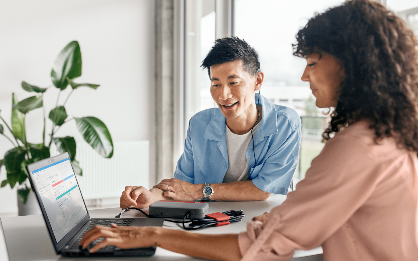 odyolog kullanıcıya fitting yapıyor