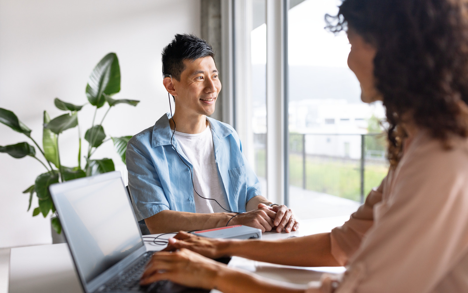 Um usuário de implante coclear durante um ajuste com uma fonoaudióloga