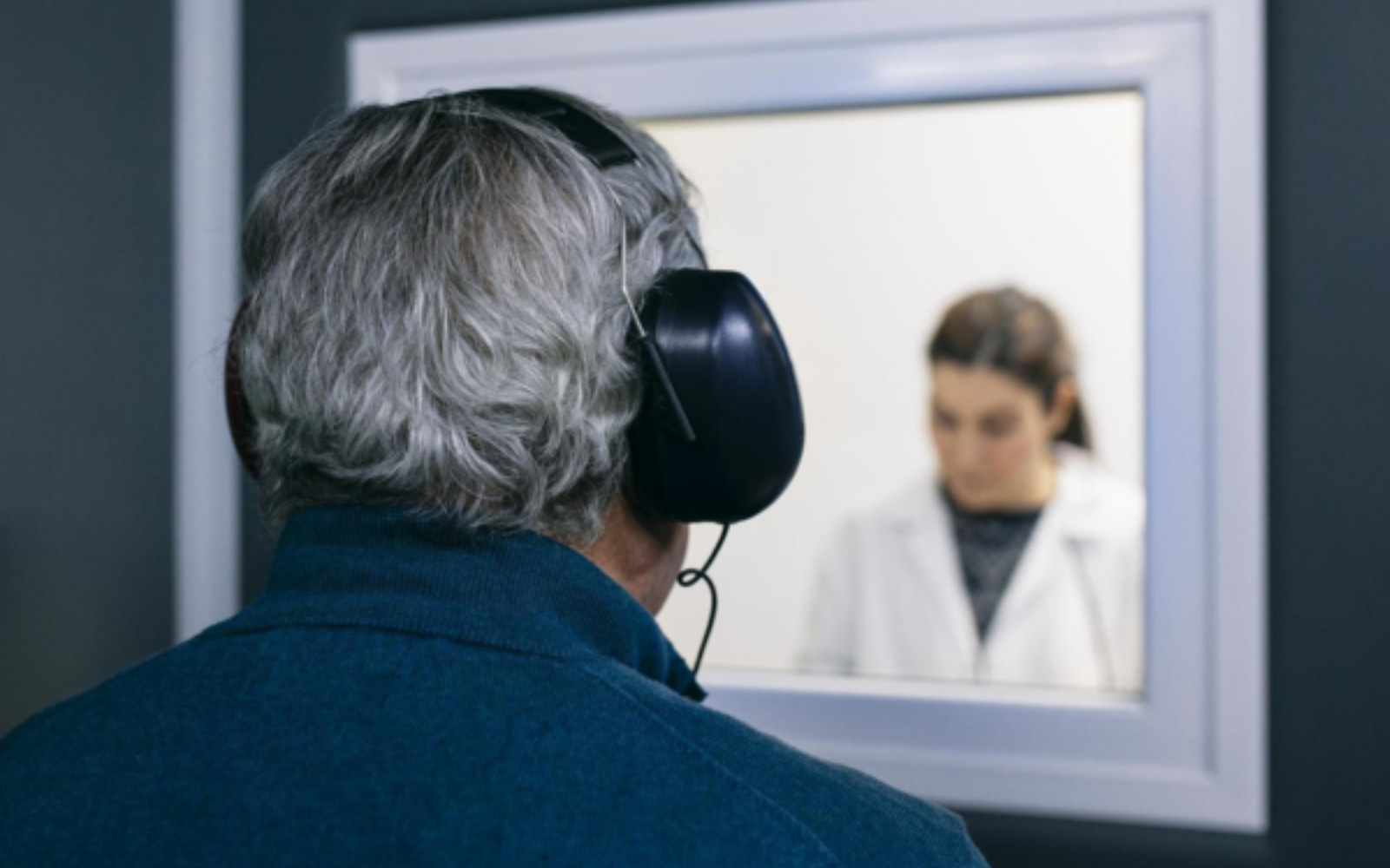 İşitme testi sırasında hastasına bilgi veren doktor