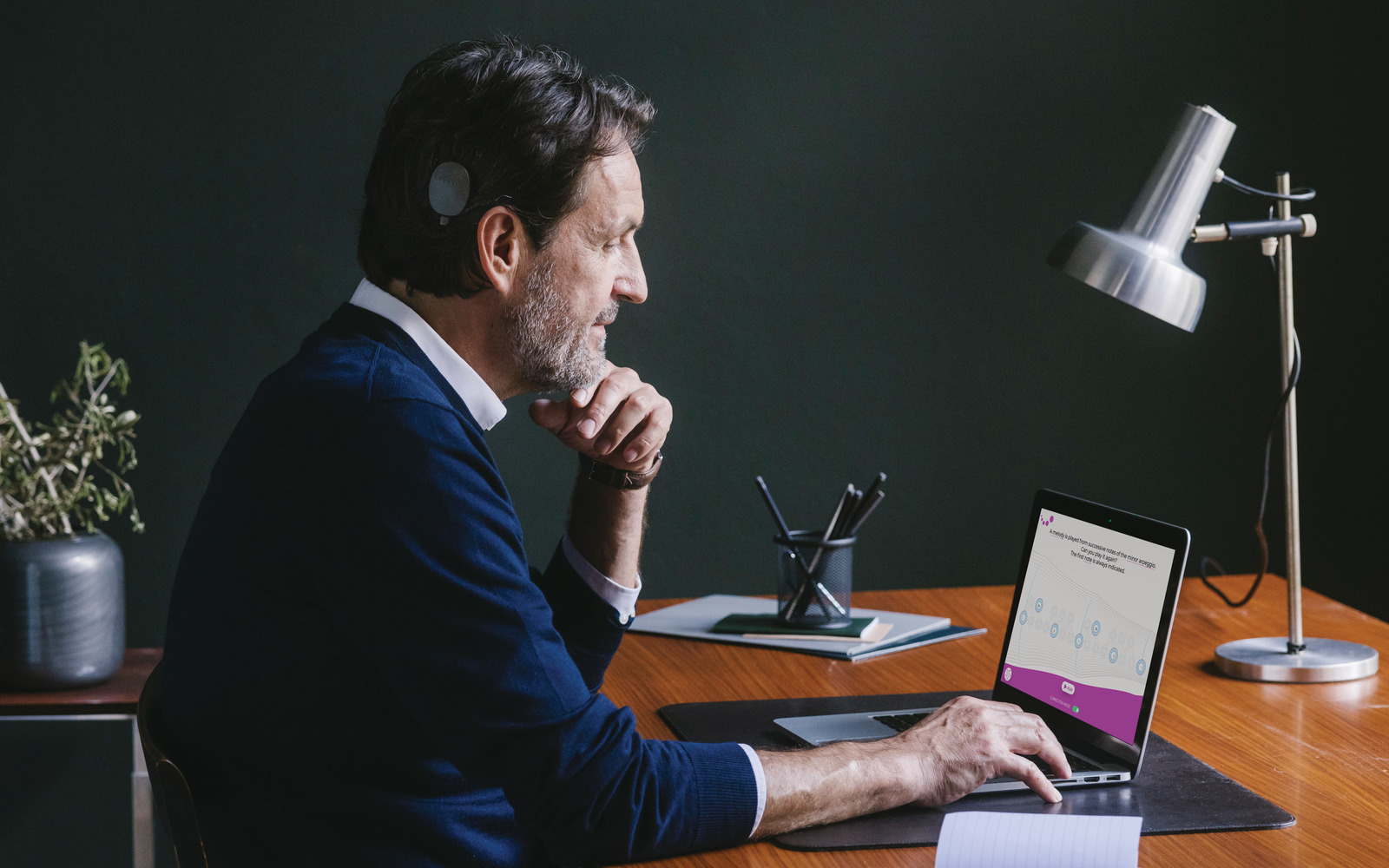 A CI user practicing his hearing with Meludia